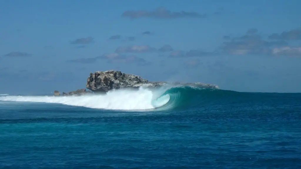 Perfect wave peeling in front of Dana Island, Rote